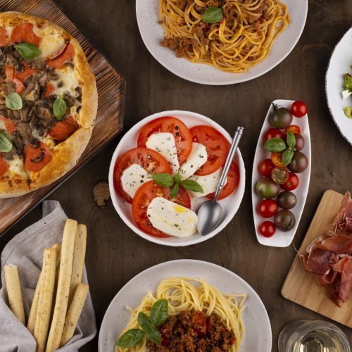 mesa-com-vista-de-cima-cheia-de-uma-variedade-de-comidas-deliciosas